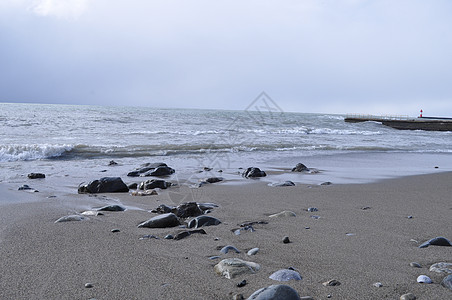 笼罩着神秘的黑海灰色海浪风暴天空海岸舞会多云石头地平线绿色图片