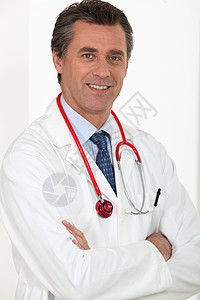 医生的肖像男性医院外科围裙折叠老年从业者头发药品男人图片
