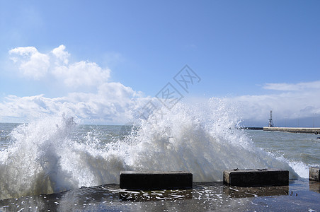 混凝土港口的海浪破浪岩石液体风景运动海洋痕迹阳光冲浪场景泡沫图片