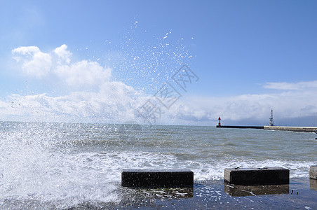 混凝土港口的海浪破浪岩石风暴天线运动泡沫阳光海洋蓝色冲浪波纹图片