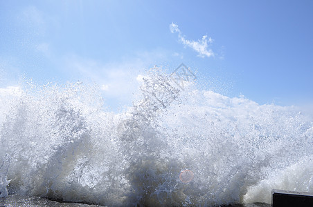 混凝土港口的海浪破浪阳光风景泡沫海洋气泡冲浪波纹天线痕迹运动图片
