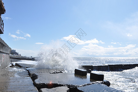 混凝土港口的海浪破浪液体海洋气泡岩石运动泡沫天线冲浪波纹风暴图片