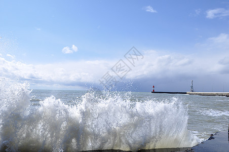 混凝土港口的海浪破浪气泡风景蓝色天线风暴海洋岩石阳光波纹冲浪图片