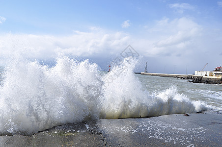混凝土港口的海浪破浪气泡液体泡沫风暴天线风景波纹蓝色海洋阳光图片