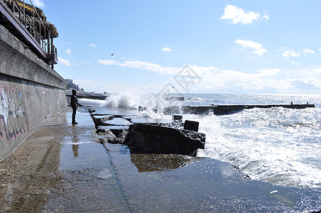 混凝土港口的海浪破浪痕迹泡沫蓝色波纹阳光液体风暴气泡天线岩石图片