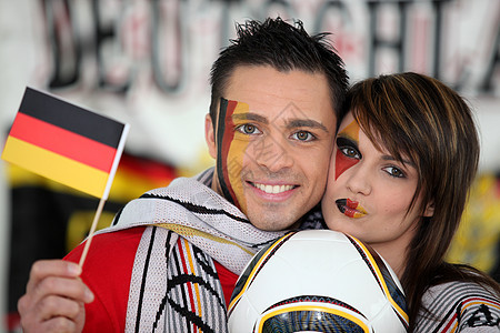 支持德国足球队的一对夫妇支持者微笑欢喜杯子女孩游戏世界男性喜悦夫妻图片