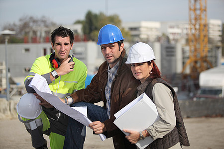 工地施工小组工程师经理女士工人商业检查团队男人蓝色建筑背景图片