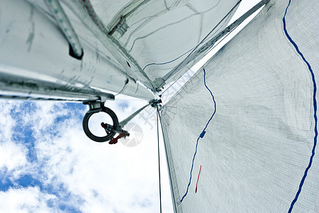 航行在天空中旅行海洋运动桅杆假期帆船巡航血管速度甲板图片