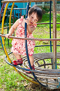 亚裔小女孩在游乐场玩耍欺骗屈辱哭泣阻挠悲伤压力孤独微笑耻辱挫折图片