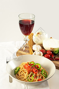 辣意大利面番茄和辣椒酱美食面条烹饪沙拉胡椒食物辣椒营养餐厅饮食图片