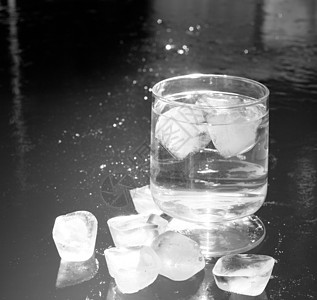 冰冻水面上的冰雪立方体液体玻璃正方形岩石水晶墙纸冻结冰镇茶点冷藏图片