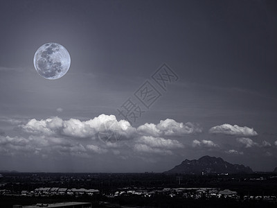 月月和山岳图片