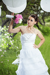 美丽的新娘假期灯笼姿势女性女孩公园衣服发型派对裙子图片