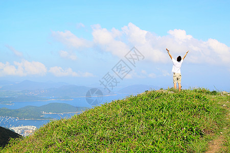 美丽的山地风景 湖在红东和男人在T顶峰胜利运动闲暇男性爬坡喜悦力量活力天空图片