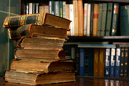 表格上的书本阅读训练数据课堂学习桌子古董木头书架文档图片