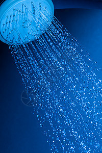 带自来水的淋浴头白色喷嘴浴缸跑步寒冷浴室蓝色力量卫生喷射图片