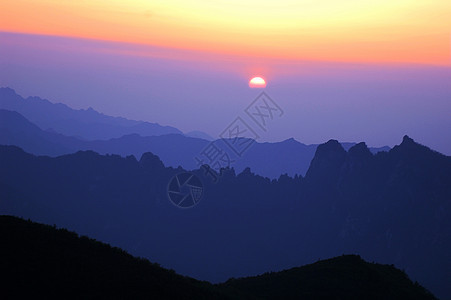 日出的风景在山顶图片