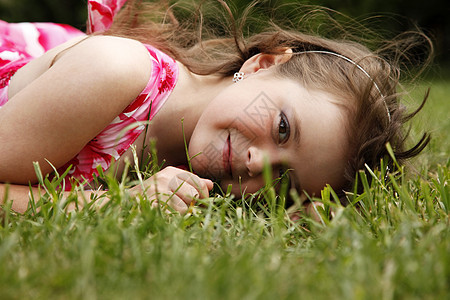 可爱的小女孩阳光太阳乐趣场地头发喜悦草地公园女孩孩子图片