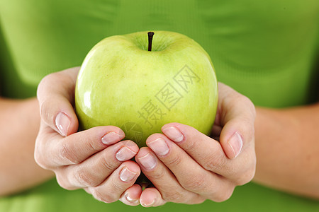 妇女手中的苹果果汁厨房圆圈食物店铺身体水果女士饮食奶奶图片
