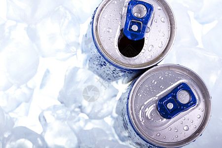 冰中的能量饮料苏打宏观蓝色立方体果汁食物可乐戒指活力金属图片