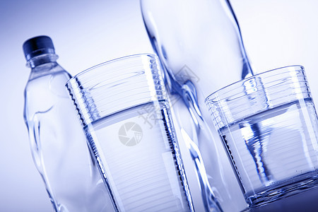瓶子和杯子中的饮用水飞沫蓝色水合物饮食生活矿物苏打液体塑料运动图片