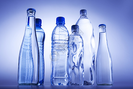 瓶子和杯子中的饮用水玻璃矿物口渴生活液体蓝色饮食茶点苏打瓶装图片