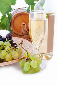 白葡萄酒瓶 玻璃和含葡萄的桶藤蔓生活瓶子浆果饮料场景木头酒厂餐厅杯子图片