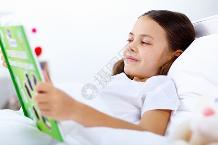 家里床上有书的女孩学校学习长椅童年孩子阅读知识幸福成人房间图片