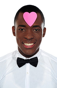 额头上有粉红纸心的非洲男人图片