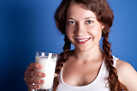 享受一杯牛奶的妇女女性饮食奶制品食物女孩早餐蓝色产品饮料玻璃图片