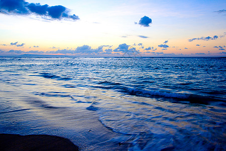 热带日出时的平静海洋和海滩季节太阳波浪海浪地平线全景日落天空图片