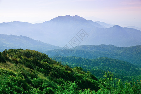 山岳的风景蓝色橙子顶峰岩石爬坡日落高地森林地平线环境图片