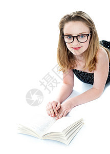 佩戴眼镜和阅读书的女孩图片