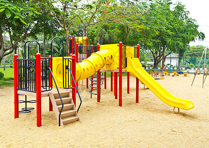 儿童在公园的操场娱乐螺旋安全乐趣塑料橙子登山者管子民众天空图片