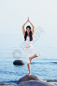默思姿势在海边对面瑜伽海滩平衡呼吸天空身体冥想女孩日落女士图片