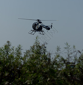 警务直升机航班救生员警察菜刀飞行图片
