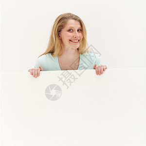 微笑的女人在空白白板后面背景图片