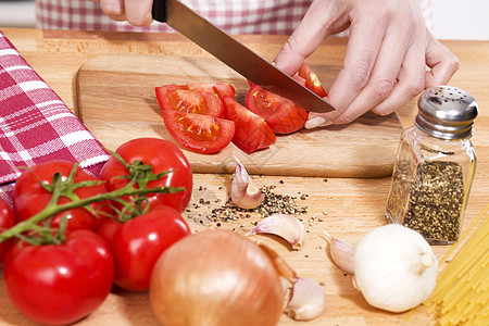 切西红柿的手紧合脚轮厨房围裙食物毛巾蔬菜营养桌子盘子木板图片