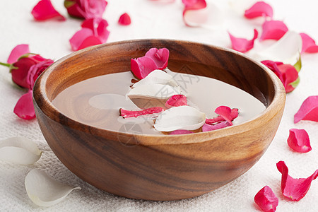 碗中的玫瑰花瓣盘子芳香疗法毛巾花瓣温泉玫瑰木头反射卫生图片
