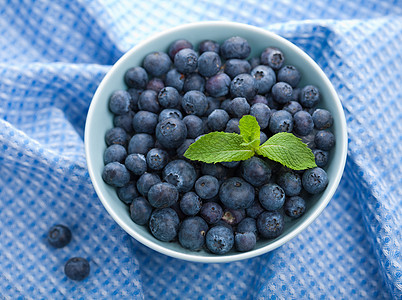 碗中新鲜蓝莓季节性季节美食营养薄荷蔬菜蓝色味道水果荒野图片