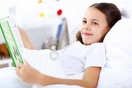 家里床上有书的女孩学校孩子家庭作业成人知识快乐教育阅读童年幸福图片