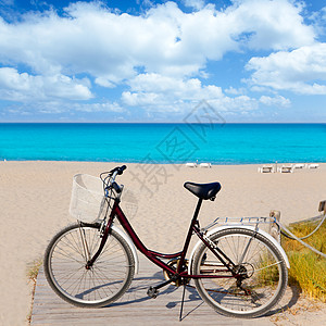 巴利阿里群岛的福门捷海滩旅行栅栏地标海岸线晴天环境篮子海景自行车运输图片