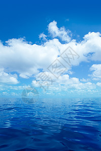 蓝色平静的海水 加上云面镜面表面反射环境液体镜子地平线天空天气生态旅行波纹图片