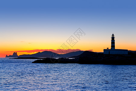 伊比萨岛日落 Freus灯塔和Es Vedra海岸地标建筑天空旅行海洋天堂大灯假期太阳图片