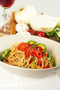 辣意大利面番茄和辣椒酱营养餐厅面条辣椒草本植物沙拉食谱烹饪午餐食物图片