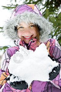冬天快乐 女孩在积雪中度过寒冬青年夹克季节青少年外套衣服兜帽天气毛皮金发女郎图片