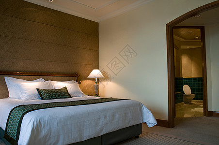 五星套房的国王床和浴室高清图片