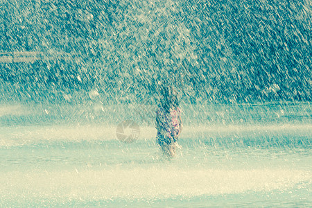 一个女孩在喷泉里图片