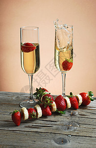 草莓和香槟茶点饮料奢华庆典派对假期玻璃礼物生日食物图片