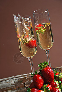 草莓和香槟气泡水果食物派对液体礼物眼镜饮料金子纪念日图片